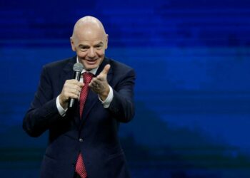 Infantino apoya un regreso de Rusia; en Ucrania lo condenan