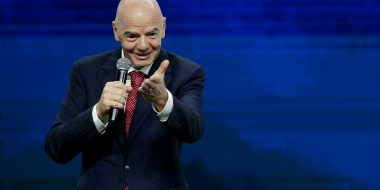 Infantino apoya un regreso de Rusia; en Ucrania lo condenan
