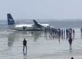 Avión con 55 pasajeros sufre falla al despegar y se estrella en playa de Somalia
