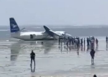 Avión con 55 pasajeros sufre falla al despegar y se estrella en playa de Somalia