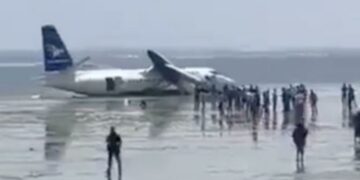 Avión con 55 pasajeros sufre falla al despegar y se estrella en playa de Somalia