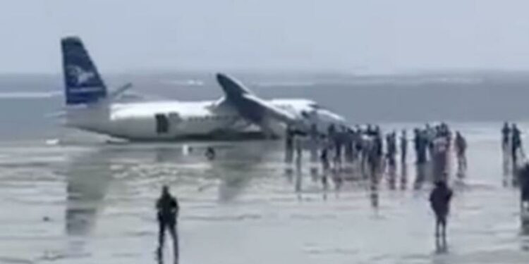 Avión con 55 pasajeros sufre falla al despegar y se estrella en playa de Somalia