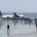 Avión con 55 pasajeros sufre falla al despegar y se estrella en playa de Somalia