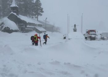 Nueve esquiadores siguen desaparecidos tras avalancha en California