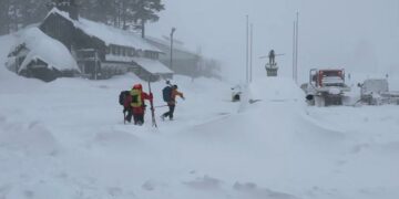 Nueve esquiadores siguen desaparecidos tras avalancha en California