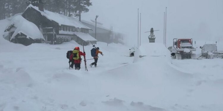 Nueve esquiadores siguen desaparecidos tras avalancha en California