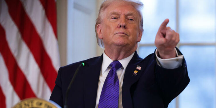Trump demanda al IRS por 10 000 millones de dólares