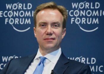 El presidente del Foro Económico Mundial deja su puesto por relación con Epstein