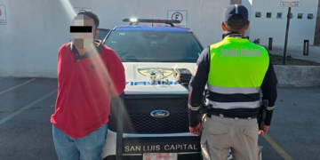 Detienen a hombre por presunto narcomenudeo en inmediaciones de la Facultad de Derecho de la UASLP
