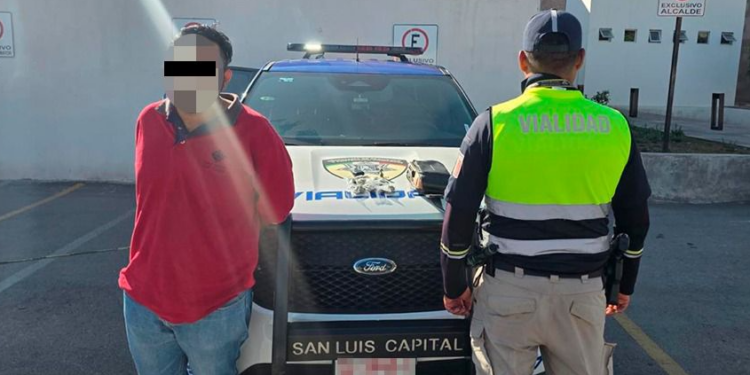 Detienen a hombre por presunto narcomenudeo en inmediaciones de la Facultad de Derecho de la UASLP