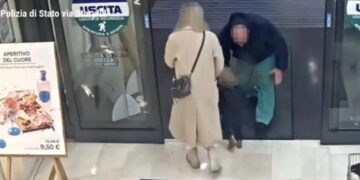 Terror en supermercado: Captan intento de secuestro de una bebé en el norte de Italia