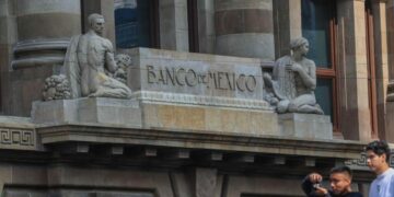 Banxico mantiene sin cambios la tasa de interés en 7% y pausa ciclo de recortes