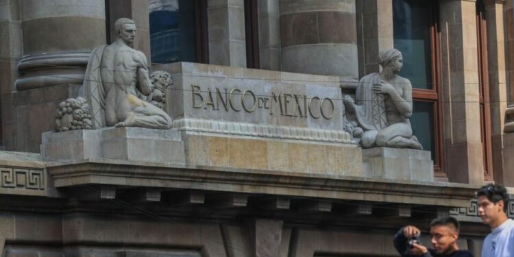 Banxico mantiene sin cambios la tasa de interés en 7% y pausa ciclo de recortes