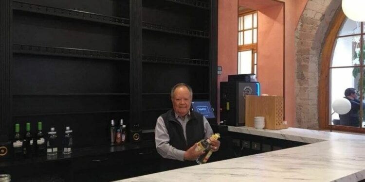Fallece Don Juanito, creador de las legendarias sangritas del Hotel Progreso
