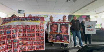 Madres buscadoras irrumpen en presentación del programa “Viernes muy Mexicano en San Luis Potosí”