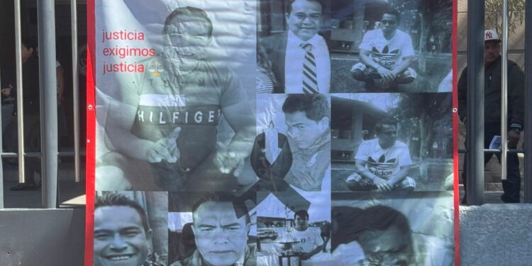 Familia de Rey Alejandro Tello exige justicia afuera de la Fiscalía de SLP; denuncian falta de avances y sin detenidos