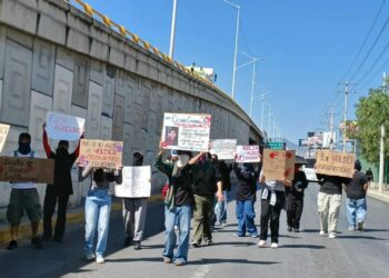 Estudiantes bloquen Circuito Potosí y avenida Chapultepec