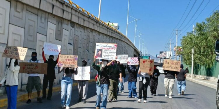 Estudiantes bloquen Circuito Potosí y avenida Chapultepec