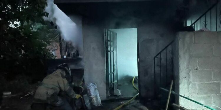 Incendio en vivienda del Centro de Rioverde moviliza a bomberos; identifican al propietario como presunto responsable