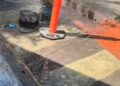 Agua potable desperdiciada frente al Hospital Central; Interapas acumula días sin atender fuga