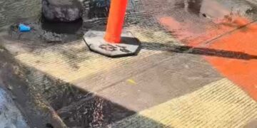 Agua potable desperdiciada frente al Hospital Central; Interapas acumula días sin atender fuga