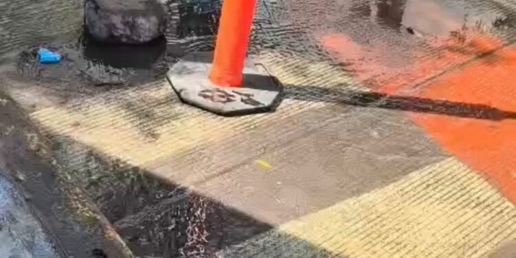 Agua potable desperdiciada frente al Hospital Central; Interapas acumula días sin atender fuga