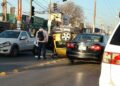 Vuelca automóvil en avenida San Pedro y provoca afectaciones viales