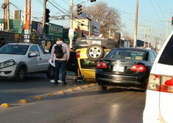 Vuelca automóvil en avenida San Pedro y provoca afectaciones viales