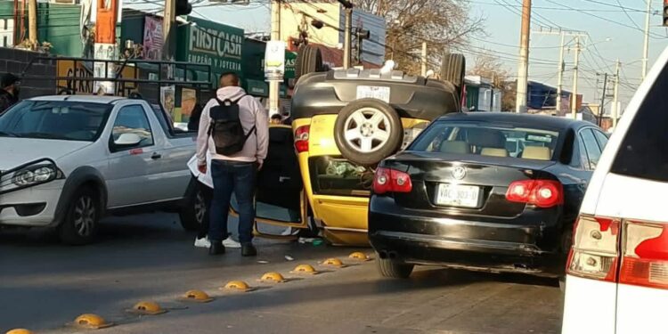 Vuelca automóvil en avenida San Pedro y provoca afectaciones viales