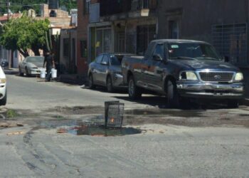 Permanece colapso de drenaje por más de un mes entre Justo Corro y Zamarripa