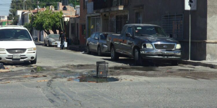 Permanece colapso de drenaje por más de un mes entre Justo Corro y Zamarripa