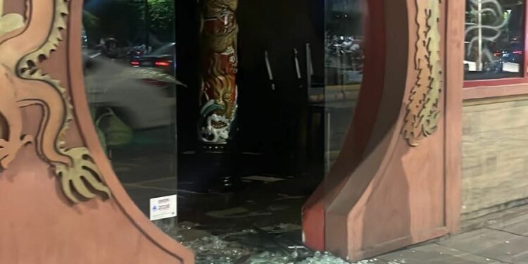 Vandalizan restaurante frente al jardín de Tequis; comerciantes cuestionan vigilancia municipal