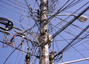 Telarañas de cables invaden la capital; admiten vacío legal