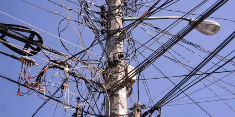 Telarañas de cables invaden la capital; admiten vacío legal