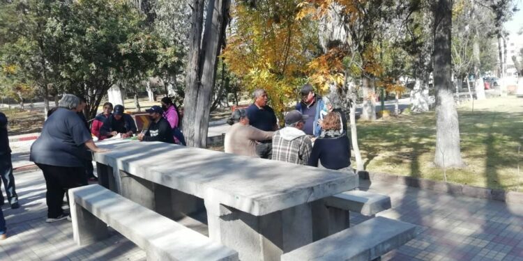 Hartos del desabasto, vecinos anuncian bloqueo en Carretera a Matehuala contra Interapas