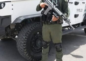 Detienen a seis elementos de la GCE con un arsenal
