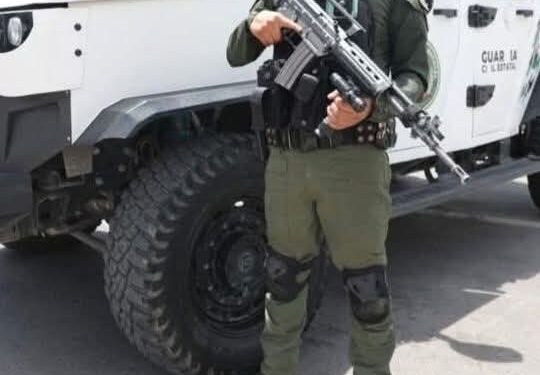 Detienen a seis elementos de la GCE con un arsenal
