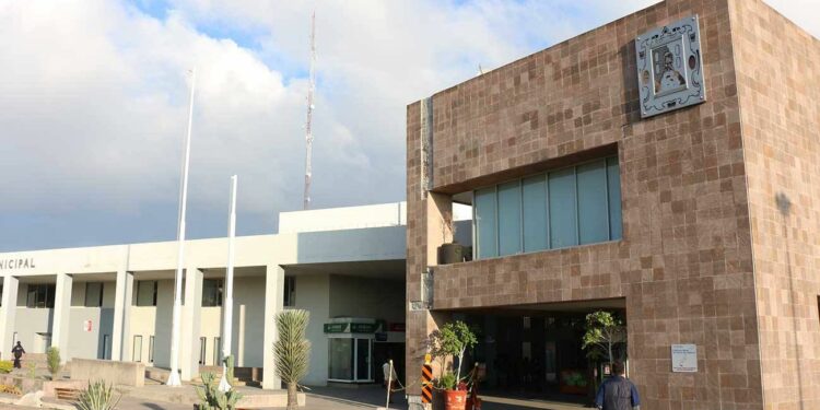 Alcalde capitalino alterna entre PRI y PAN en plena crisis local