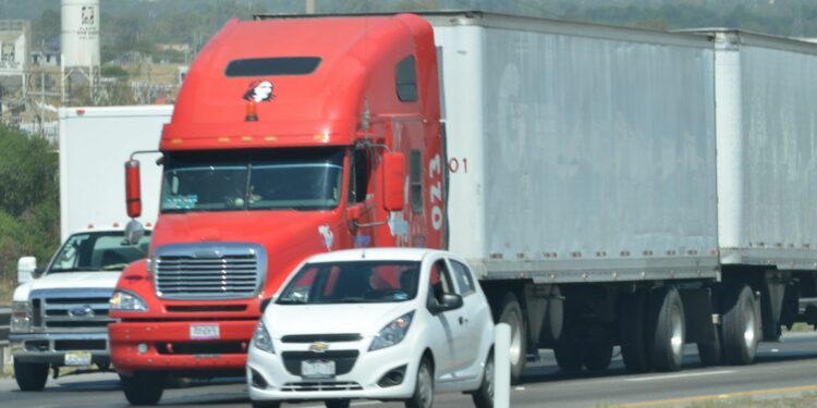 Robos a transportistas persisten en límites de SLP con otros estados