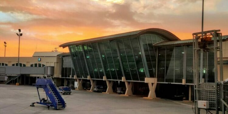 Suspensión de vuelos en Aeropuerto de El Paso, Texas, por “incursión de drones de un cártel”