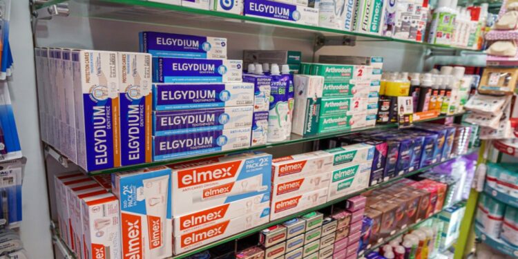 Profeco detecta irregularidades en pastas dentales, seis incumplen con las normas