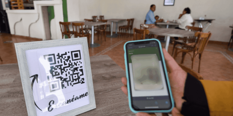 ¡Cuidado! Criminales cambian en segundos los códigos QR de menús en restaurantes o folletos, así opera el fraude
