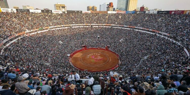Cerrada, la Plaza México conmemora 80 años