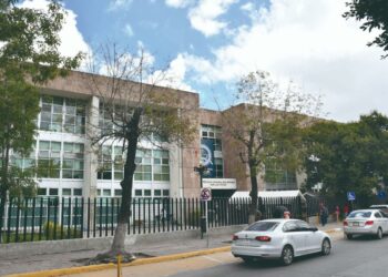 Cumplimentan orden de aprehensión por robo agravado en la capital; buscan a más implicados