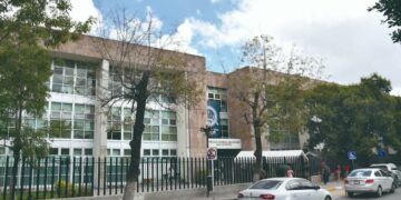 Cumplimentan orden de aprehensión por robo agravado en la capital; buscan a más implicados