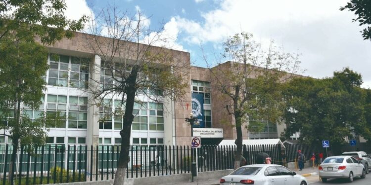 Cumplimentan orden de aprehensión por robo agravado en la capital; buscan a más implicados