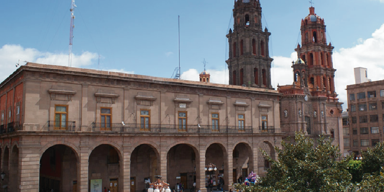 Subasta de 18 terrenos municipales en SLP: ¿finanzas sanas o negocio inmobiliario a la vista?