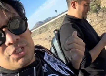 “Fue muy fuerte”: se incendia camioneta de influencers Ricardo Peralta y Doroteo en el desierto