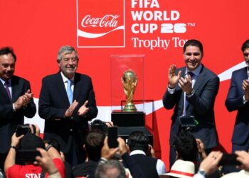 ¡La Copa ya está en México! Hugo Sánchez recibió el trofeo del Mundial 2026 en el AIFA