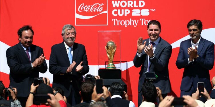 ¡La Copa ya está en México! Hugo Sánchez recibió el trofeo del Mundial 2026 en el AIFA